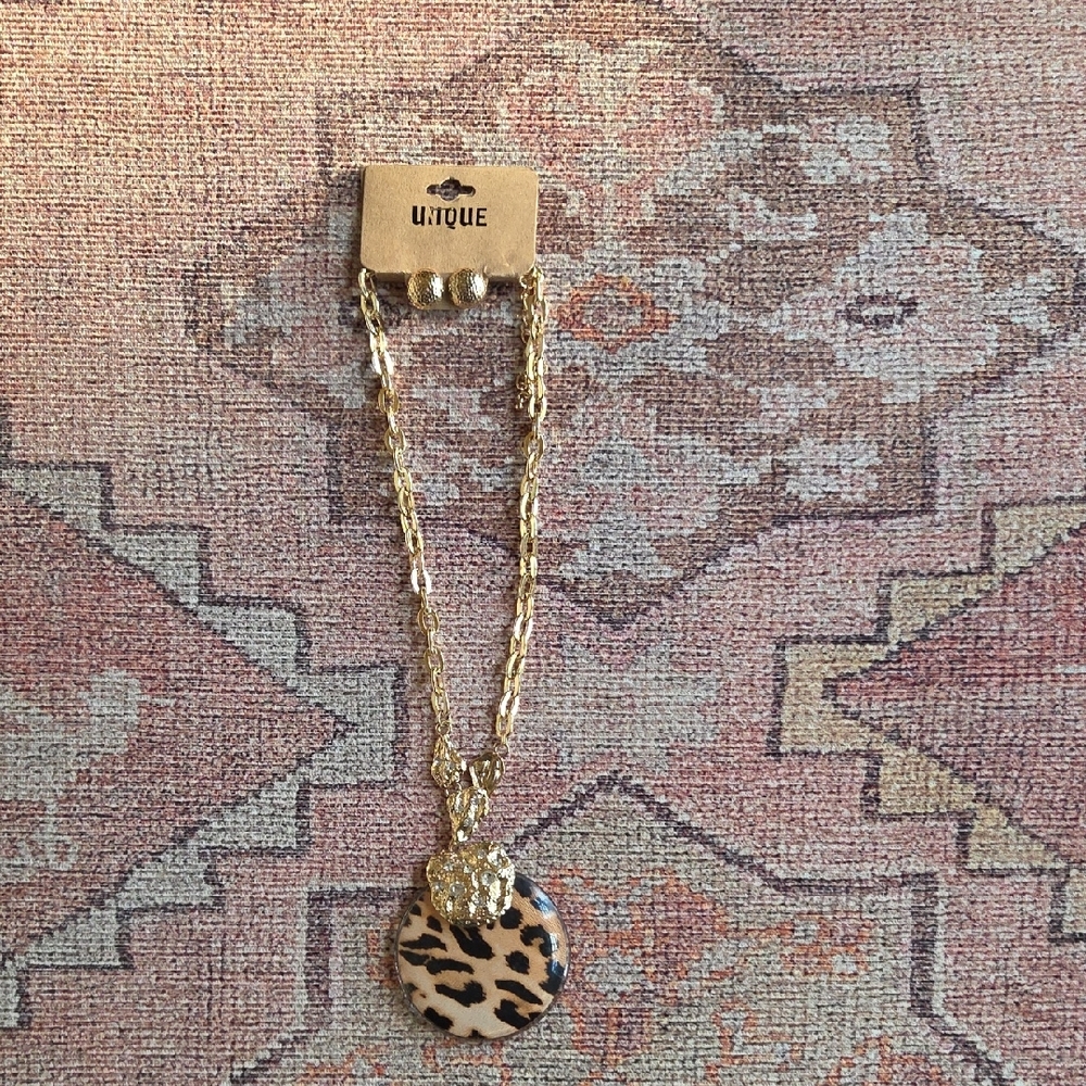 Nique Gold and Brown Leopard Pendant Necklace